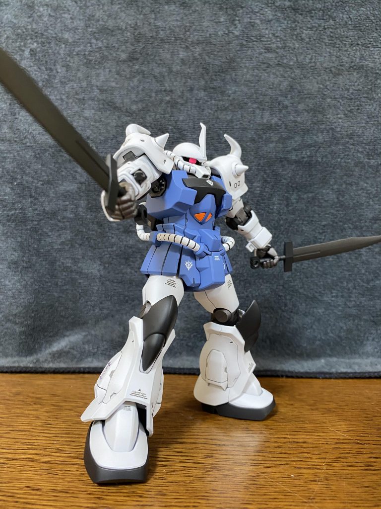 今回からモノアイの可動にネオジム磁石を使っていて、ヘルメット側とモノアイ自体に磁石を埋める事で、磁力による軸可動が可能になりました。ランナーを挿す形の改造より、スムーズに可動できるところが利点です。