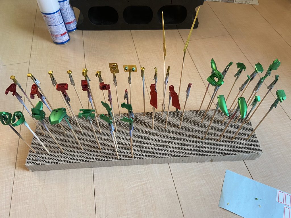 各部位のメタリック塗装後です。下地に黒サフ→スターブライトジュラルミン→各色のクリアーカラーを吹いています。黄色部位はジュラルミンの後スターブライトゴールドで塗装。メーカーはガイアノーツさんのを使っています。