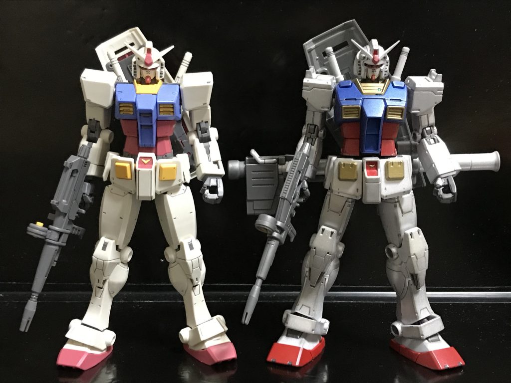 ORIGIN版（右）と。立ち姿はORIGIN版のほうが好みですが、BEYOND GLOBAL は色々なポージングがめちゃカッコよくキマり、ブンドド好きな私向きだと思います。兵器としてのリアリティは無く、この細い腹にコアファイターは収まらないと思いますが、アニメ的なリアリティがあるように思います。