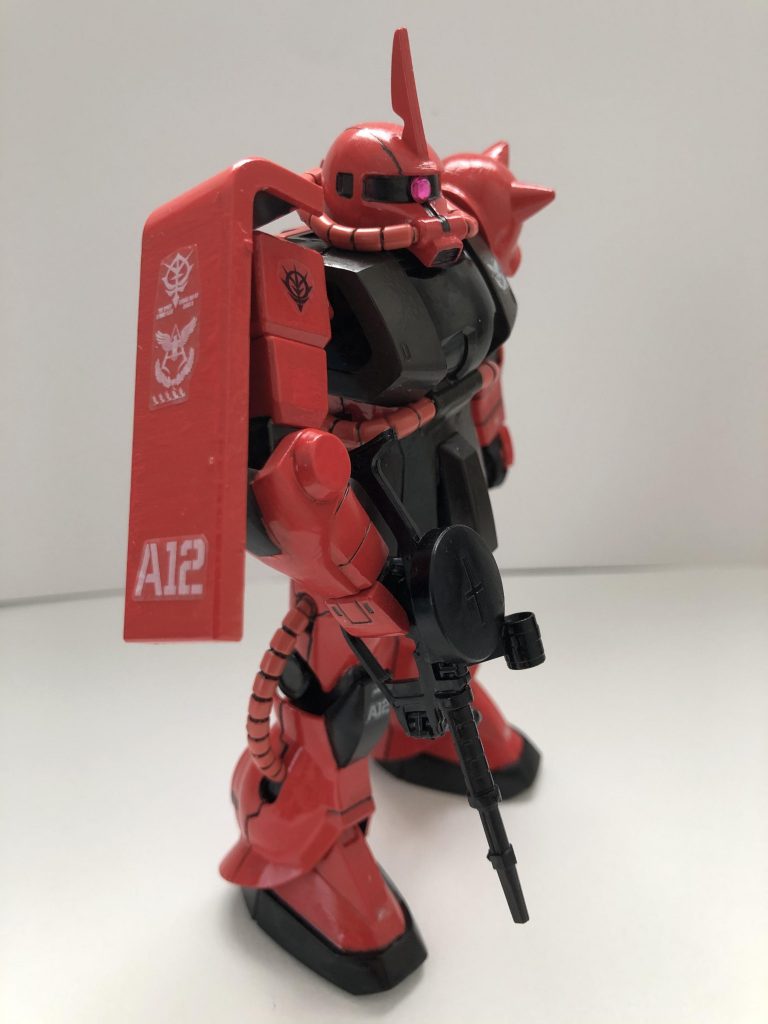 オリジン版シャアザクの残りのシールを使いました。画像のゲート跡は後に直しました。