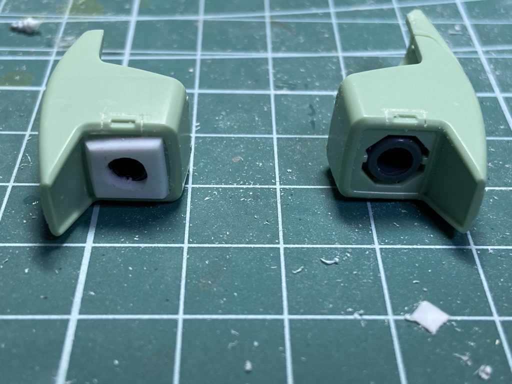 手首部はポリパーツ丸見えなので、手首カバーをプラ板で自作しました。