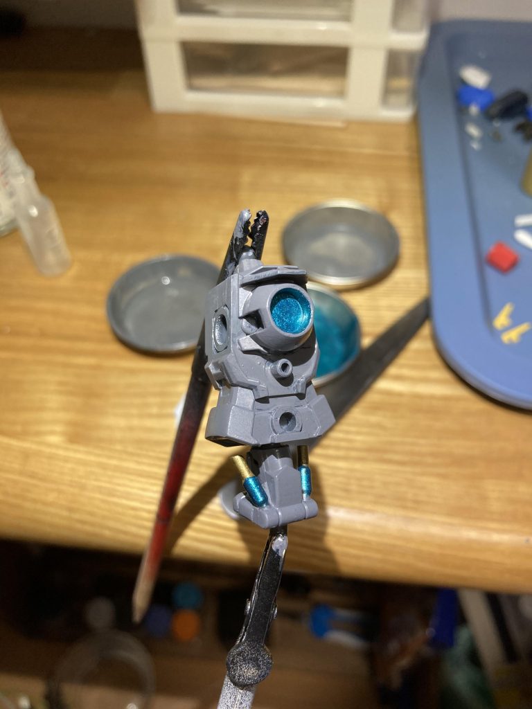 筆塗りで細かい部分の塗装をしています！