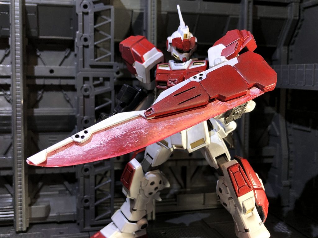 ヒンジ接続なのでワンタッチで展開、自作のクリアパーツをくっ付ければ(思考錯誤しましたが両面テープになってしまった)ツヴァイハンダーのビーム刃発動状態を再現できます。