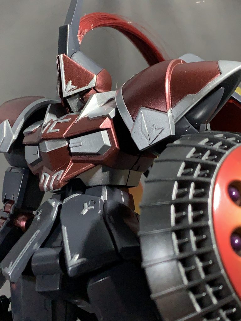 頭やヒザのスリットを埋めて、プラ板ディテールを各所に施しました