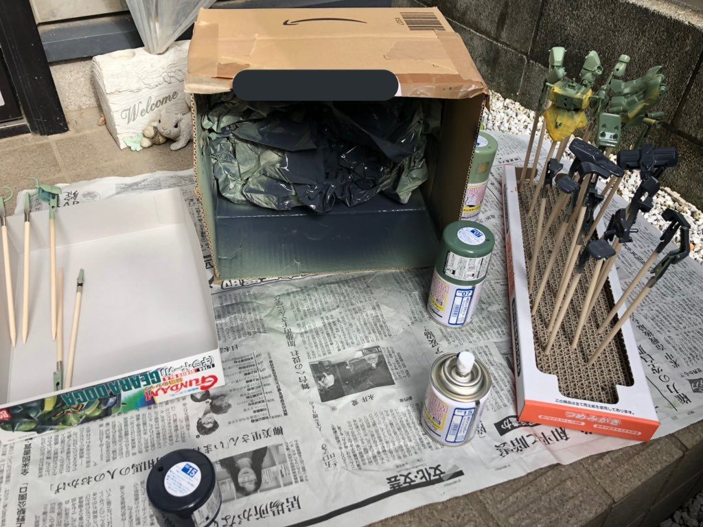 ガンダムカラースプレーを使用して塗装。マスキングをはみ出した部分はこの後筆塗りしました。