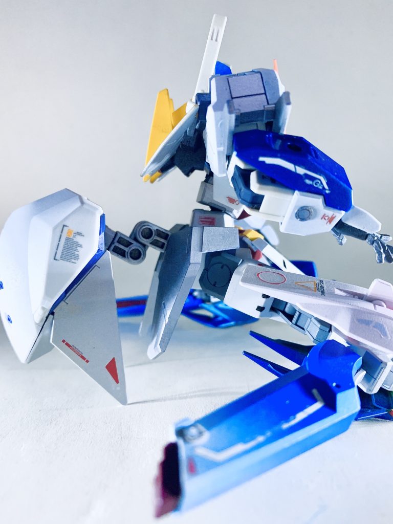 腰を曲げた際に胴体上部が下部に覆うように可動します。