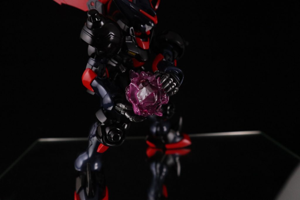 真ん中だけ白。周りをソリッドの白黒でハイライトを入れてからクリアピンクめちゃくちゃ吹いて暗くくすんだ感じに塗装。立体的に塗装するためにはどうすれば?と考えた末組み合わせて作りました。球状のものをグラデーション塗装っていうのは見せたいとこだけがグラデーションになってしまうのでどの角度からも中心を透かして見せればいいとの考えに辿り着きました。UVジェルクリアで塗装後接着してあります。マスタークロスとダークネスフィンガーも同じように塗装。