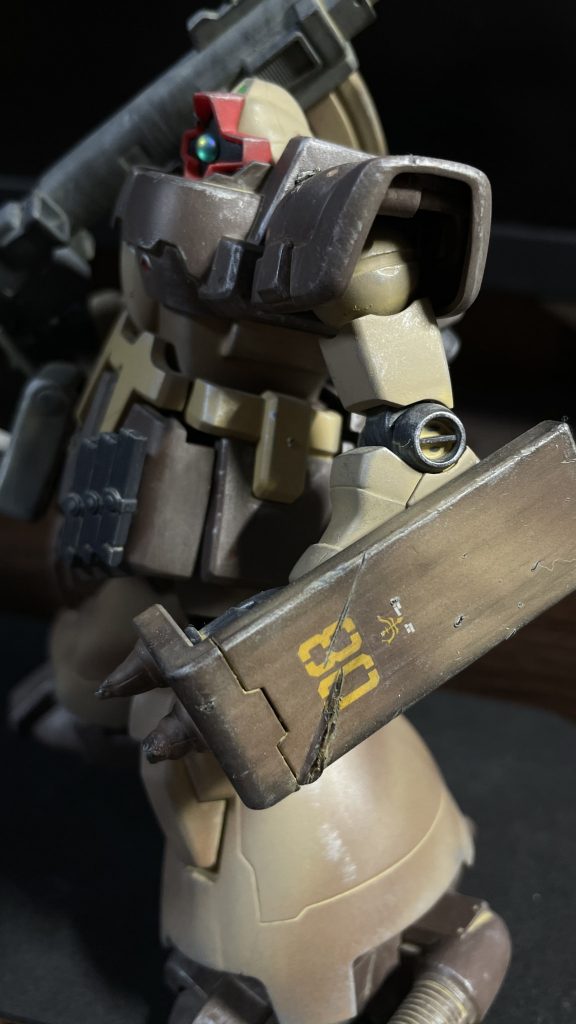 ハンドパーツ、スパイクシールドは旧ザクの余剰パーツを使いました。スパイク部分はライターで炙り、凹みを作ってみました。