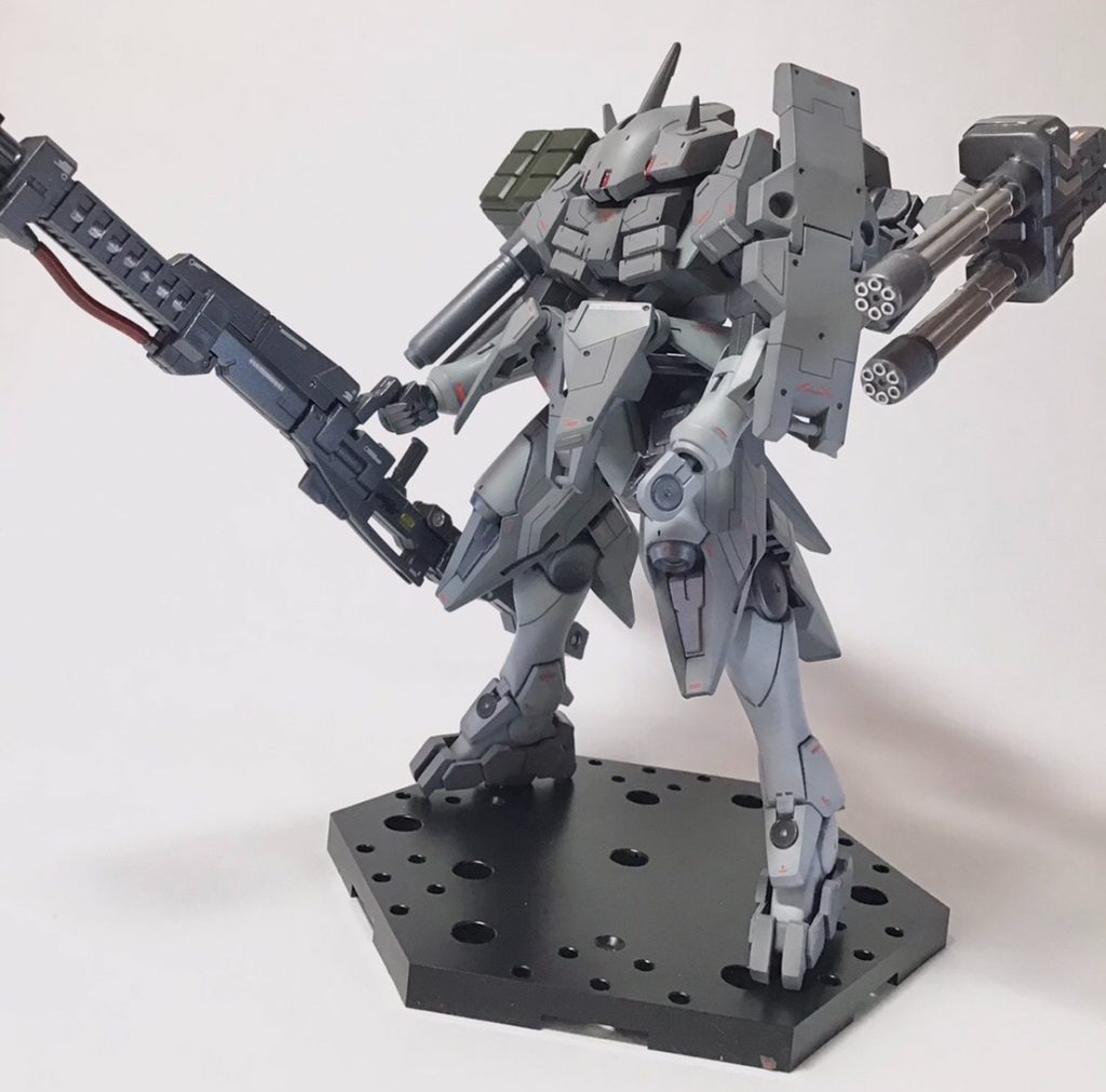 頭部にはプラ板でブレードアンテナを設置しました。なんだかウサ耳みたいで可愛いですね。