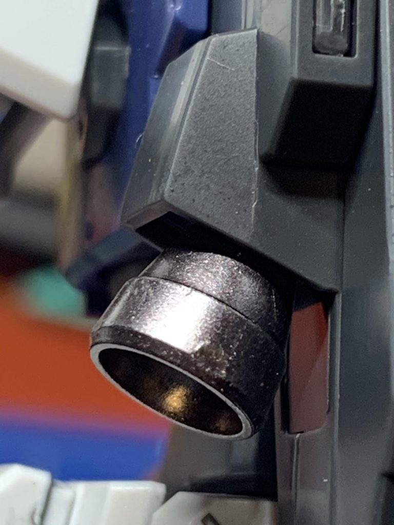 写真のは陸戦型ガンダムですが、このヘビーガンメタリックはマジでいい発色なのでガンダムマーカーをよく使う人や普段塗装しない人とか色々な人に使ってほしいですね。