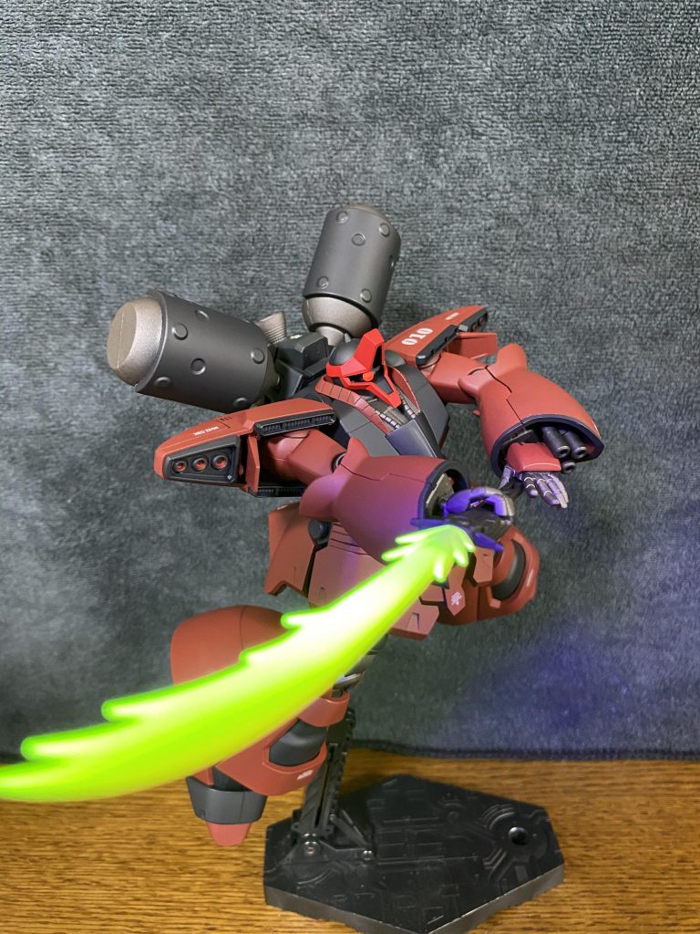 格闘兵装には、自前のビームランサーと大型ビームソードを付けました。