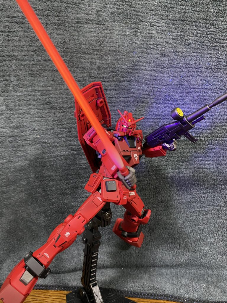 デカールは付属の物を全部貼ると少し喧しくなるので、水転写デカールの良さそうなのを見繕って配置しました。　　　　　　　　　　　　　　　キャスバルのパーソナルマークは持っていなかったので、肩とシールドにはシャアのパーソナルマークを貼っています。