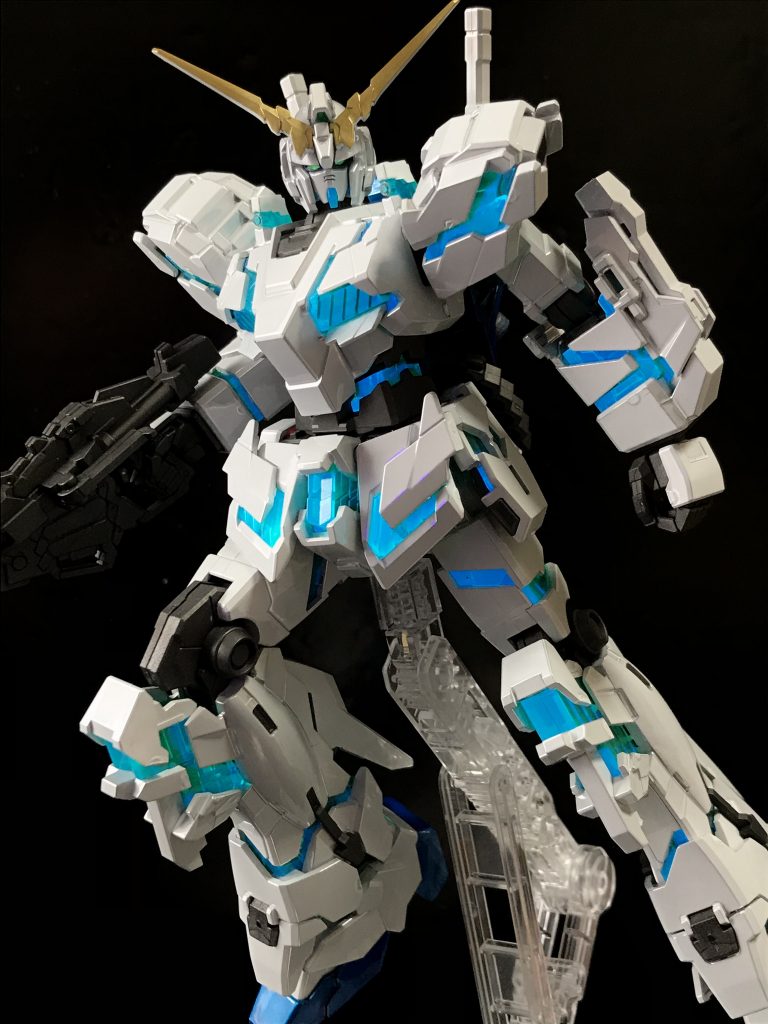 凝ったことはしませんでしたが… 初めてチタニウムフィニッシュを組み、特にユニコーンガンダムはこれが理想形だと思いました。ひとこと、美しい。もう一度、普通に赤で組んでみたいような（笑）。加えて、バンシィのチタニウムフィニッシュや、シナンジュのメタリックグロスインジェクションなども欲しくなってしまいました（汗）