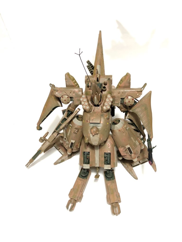 うえ巨大な全体像が伺える。背中に伸びるユニットはブリッジと呼びあらゆる電子装備が収められていて、バイオコンピュータと連結されたオペレーションシステムで戦況を分析。友軍に効果的に情報伝達し作戦の連携をはかる。