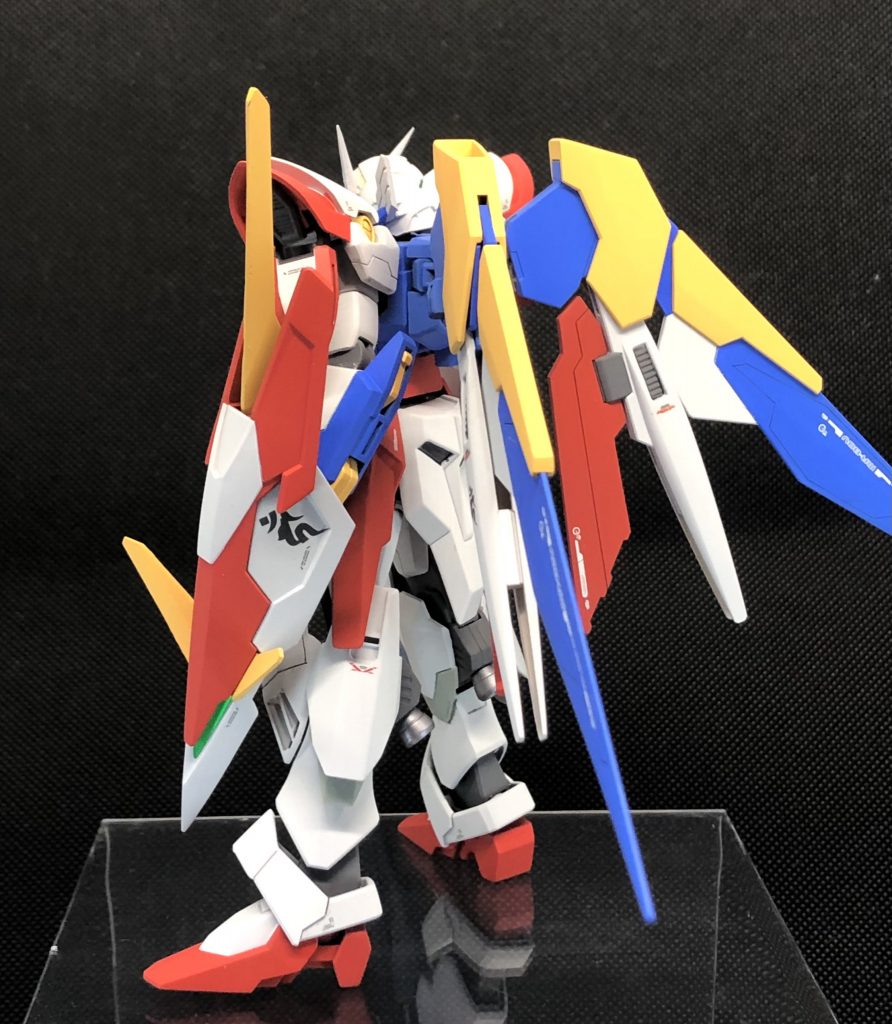 サイド大きな背面の羽根やシールドは削り込み製面、塗り分けました。