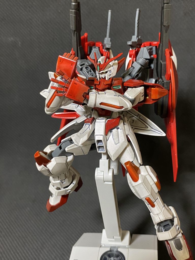 2つ目の新機能、最大出力モードはアーマーパージを廃止し四肢にのみ集中して発動できるように。クリアパーツをオレンジに塗り替えているのはエネルギー蓄積量が増した表現としています。溢れだしていたエネルギーを効率よく蓄積、利用できるようにという機構はダブルオーライザー→クアンタの技術発展イメージを参考にしました。