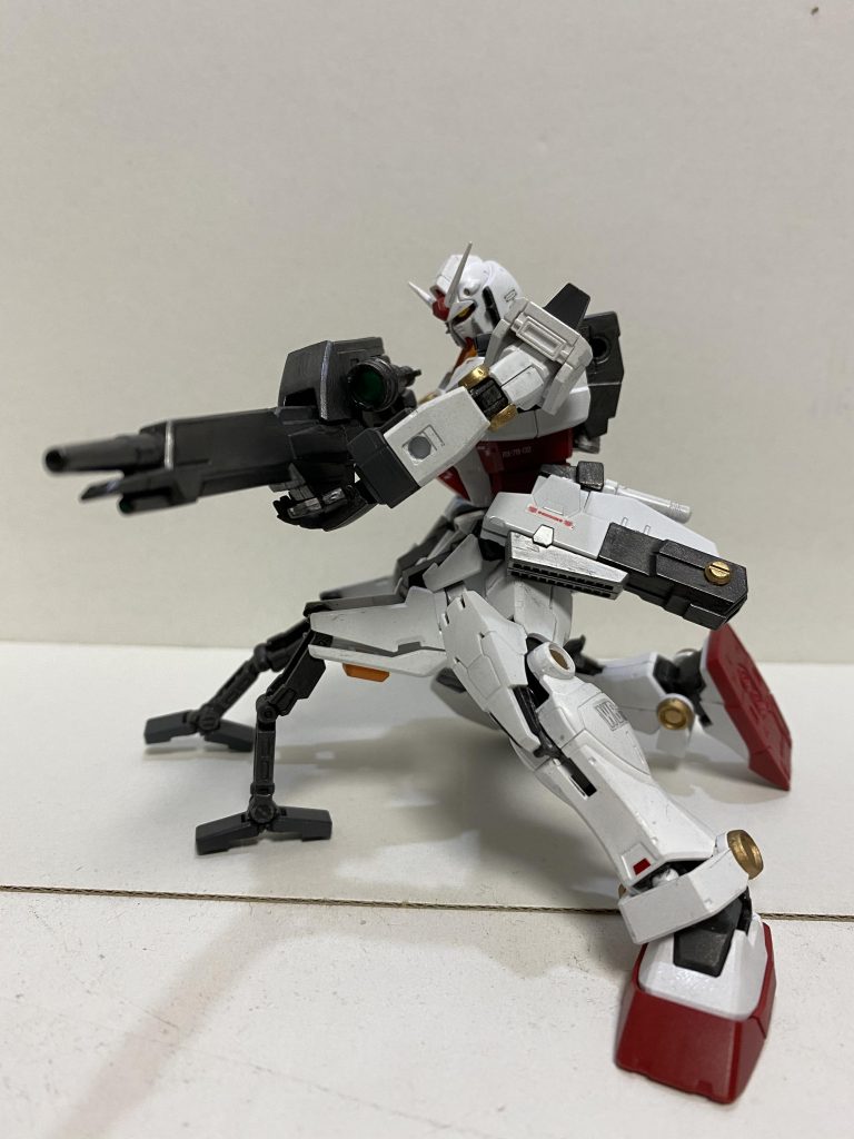 ビームハンドガンにはオプションとして専用のガトリングガンユニット、シュートライフルユニットを装備可能。また、フロントスカートはバーニア兼隠し腕が搭載されており、武装と姿勢の保持の役割を持つ。