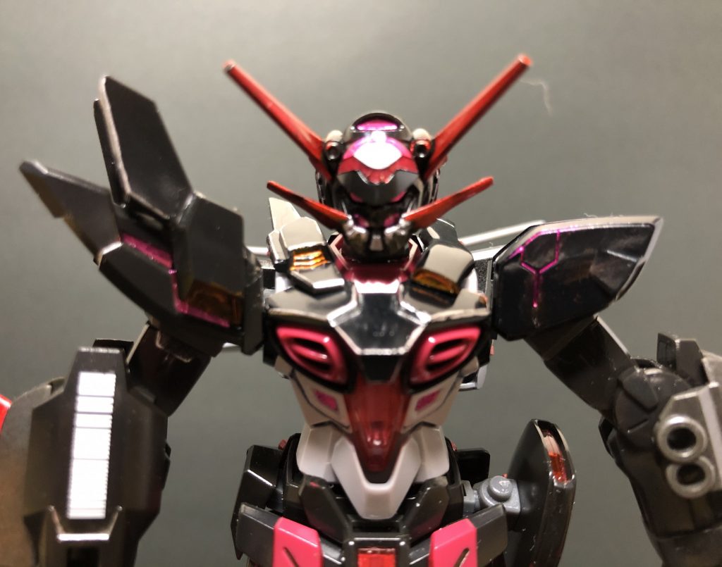 ちなみに今回、右半身は正規の組み方をしていますが、左半身は一部をG-セルフのパーツに置き換える等、左右非対称にしています。