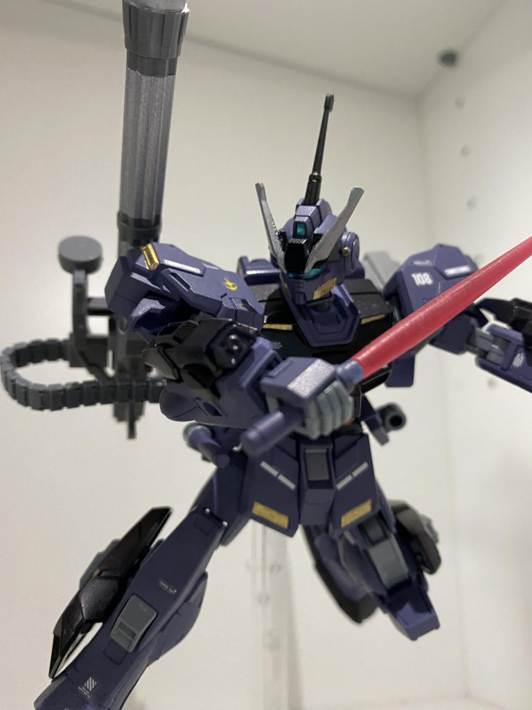 ビームサーベルを構えるデュラハン。公式に忠実にであれば、バックパックに2つ装備し、ビームジャベリンとしても使用できる武装。今回は、バックパックは無改造のため割愛。     腕部ビーム・ガンも本来存在しない武装であるが、面倒なのでそのまま。