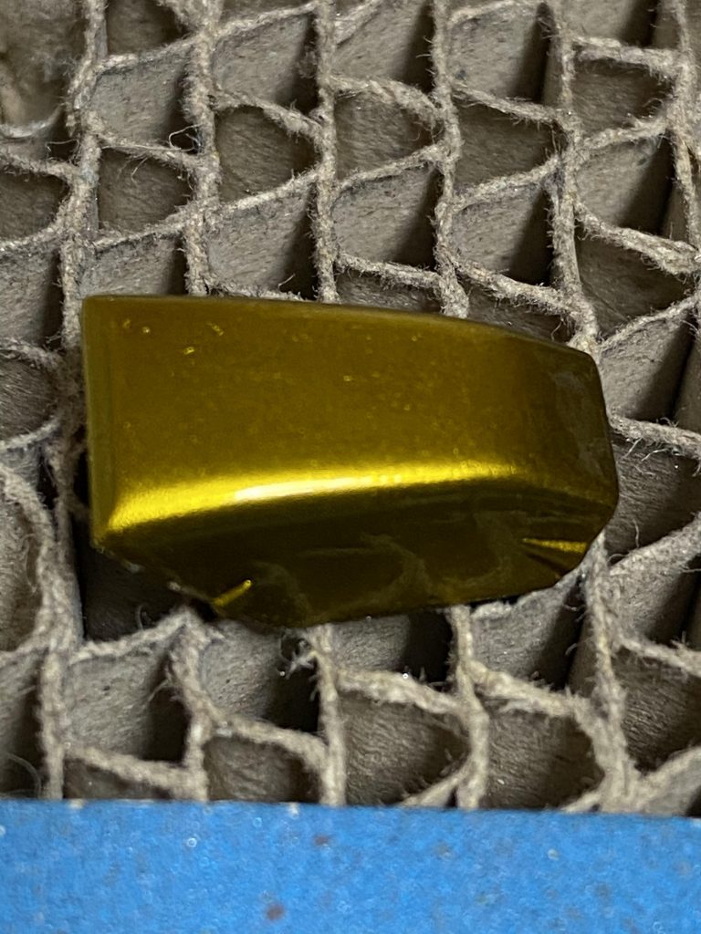 ウレタンクリアーを吹いた段階です反射が歪で塗膜が波打ってます、ここからの研磨が一番手間が掛かりました