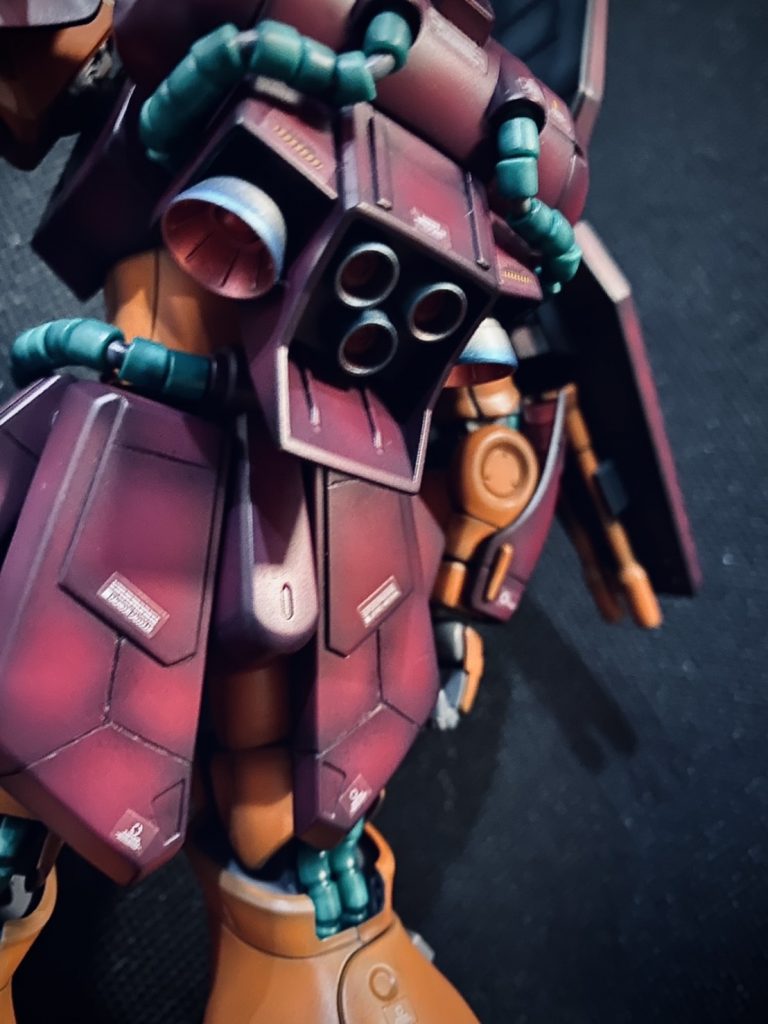 近くで見るとスジボリはボロボロですが...