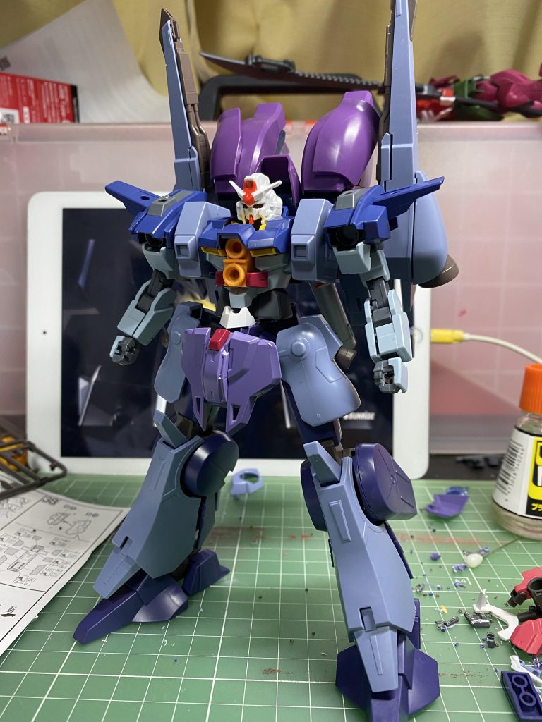 仮組み状態。どこにどのパーツが使われているかわかるかと思います。ジャンクパーツを組み上がるのはとても楽しいです。盾のみ若干干渉しますが、うまくまとめられました。