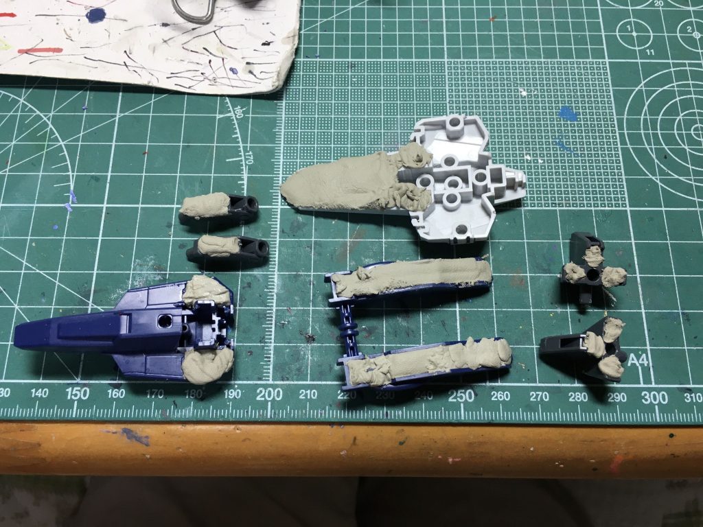 左右のアームやコクピットブロックなどはエポパテで肉抜きを埋めました。コクピットブロック下部の可動パーツはゴッドハンドのビットブレード(角刀)で彫り込みを入れてます。 右下にあるK2⑯パーツは後述の可動部改造に伴い、KPSランナーを植えています。加えて、下部にあるアームとの接続軸を切り飛ばし、3mm穴を開口しました。