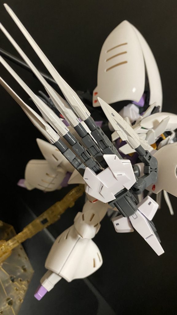 GNクローシールド巨大な「手」のような形状のシールド。