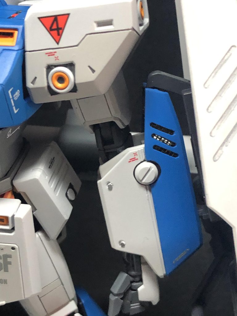 肩アーマーや二の腕、太ももなどに筋彫り追加しています。腕の青いカバー部分を開口してメッシュパーツを取り付けています。 