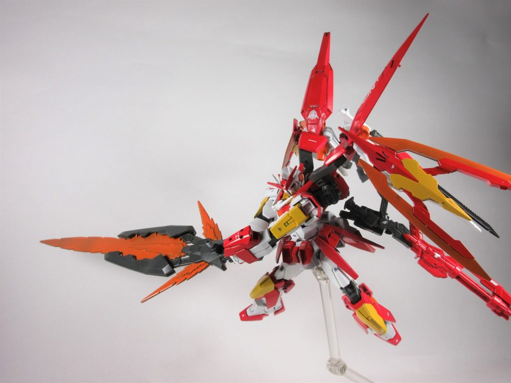 GNウルティマ・リソルサトランザム時のみ使用可能となる本機最大にして最強の武装背部のビームマント発生装置から柄を展開し機体のエネルギーを集中させることで高密度かつ高出力の大型ビームソードを発生させた状態であり、最強の武装の名に恥じない圧倒的な破壊力を持つが、防御の要であるビームマントを捨てることが求められる為まさに諸刃の剣、又は攻撃は最大の防御を体現した大剣となっている。一応トランザム状態でなくても使用できないか試してみたものの期待した出力には達しなかったことからトランザム状態の有り余るエネルギーを使用する方向に決定された。ちなみにこの剣を含めると合計でセブンソードとなる。　名前のウルティマ・リソルサはイタリア語で最期の手段を意味する。