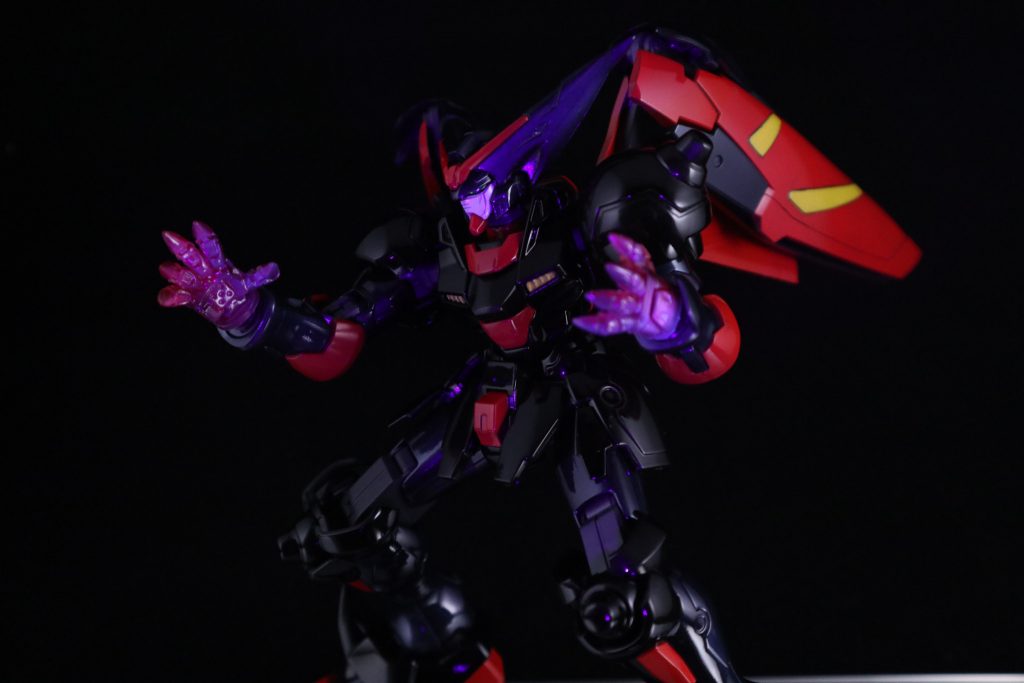 ダークネスフィンガー。何色にするか迷ってよくわからない感じの塗装しました。最終的にどうしていいか分からずかなり適当、蛍光クリア吹いたのでブラックライトで光る。