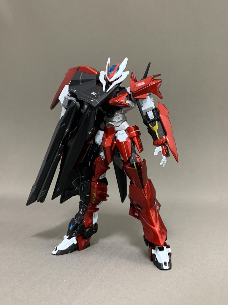 ノーマル形態。取説通り、マントを直接本体に付けています。両側にマントを付ける場合は干渉を防ぐため、ノーネイムライフルに付属していたジョイントを使用(本体左肩に穴あけ加工が必要)。