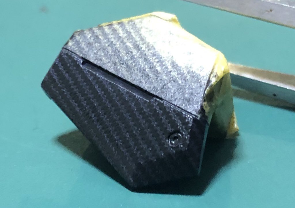 カーボン調塗装はこんな感じでマスキングして一部分だけ塗りました。この模様はダイソーでストッキングとお風呂ネット挟むやつを買いました。ストッキングはなかなかパッケージの主張が激しいので購入の際は覚悟がいるので性転換してからのご購入をオススメします。