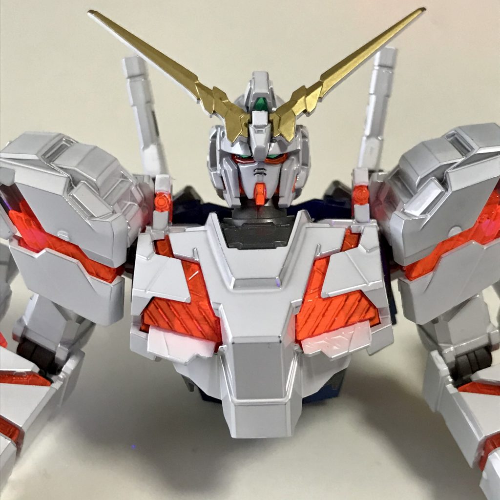 制作途中、UVライトで照らしてモチベーションを高めながら(^^)