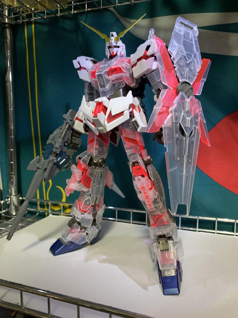 説明書では足側面と後ろのパーツはクリアーではないノーマルパーツを使用するよう書かれていますが、クリアパーツも付属していたのでそちらを使用しました。おかげで下半身はほぼクリアーになりました(^_^)