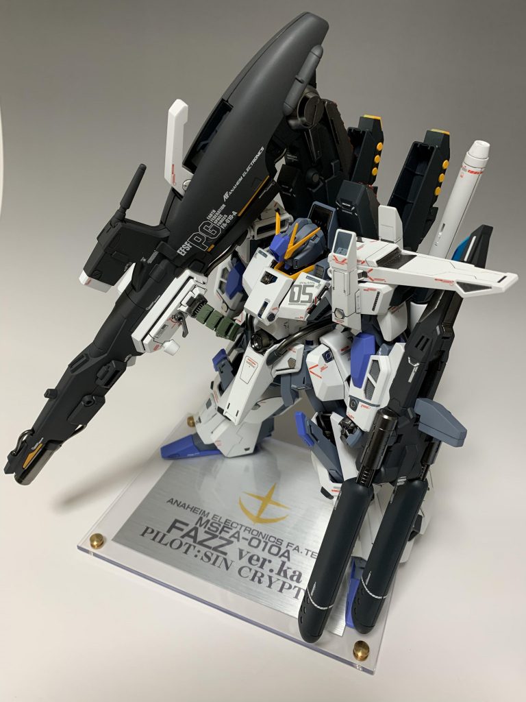 俯瞰ショット!元のFAZZはダブルビームライフルも右手装備ですが、重心バランスがおかしくなるので左腕に装備させています〜!台座のパイロットがシン・クリプトになってるのに機体番号4番じゃないというのはあまり突っ込まないで頂けるとありがたいです😅
