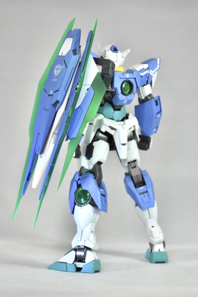 [背面]GNソードVやソードビットなどの刀身部分はやや強めのつや消し、各部GNコンデンサー部はクリアグリーンの上からモデリングワックスで光沢仕上げにしており、キットでは同じ質感のところを分かりやすく差別化しています。