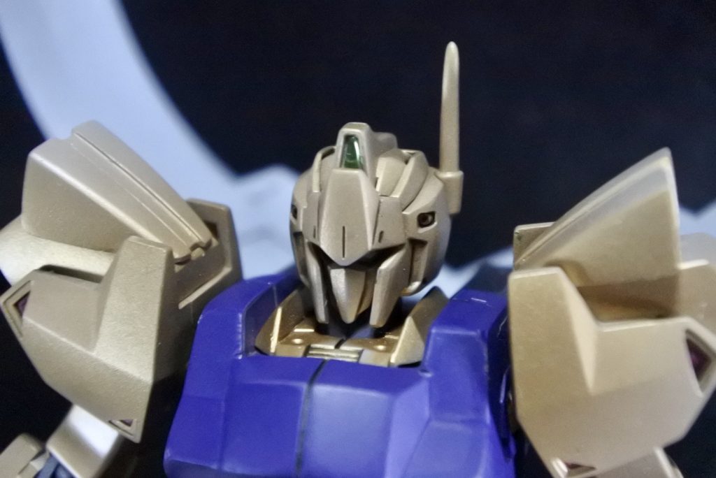 頭部はアンテナのシャープ化、額カメラにラピーテープを使用する等、全体的にディテールアップを施してあります。