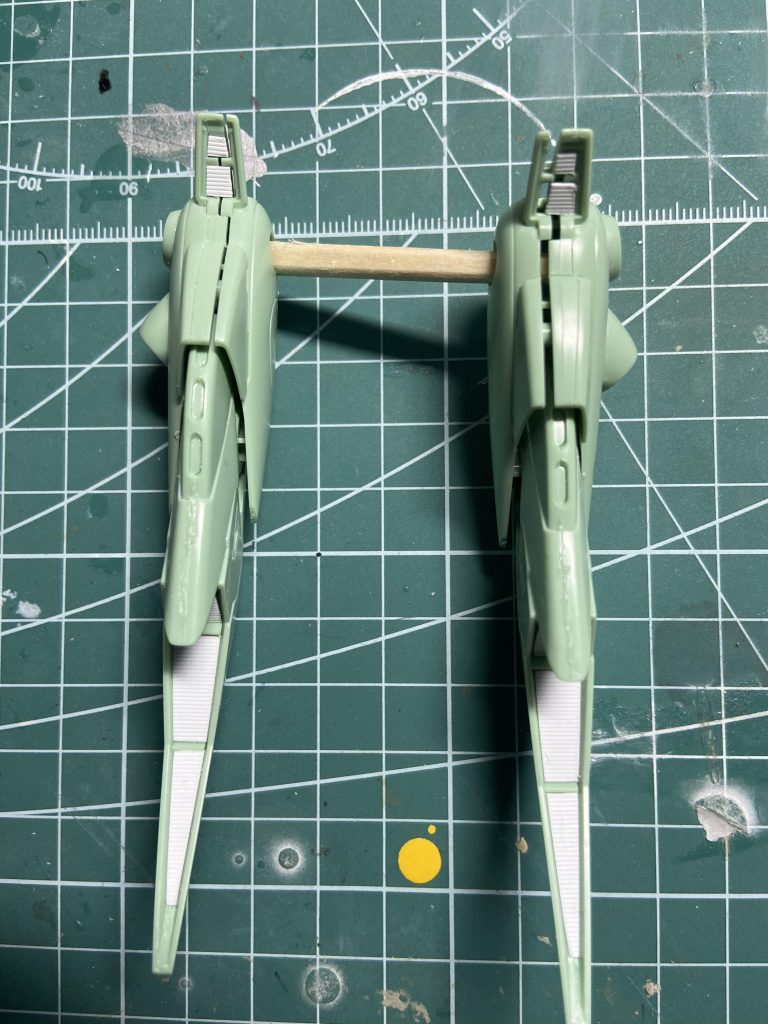 背後ツインテールにはスジボリ入りプラ板をはりました。