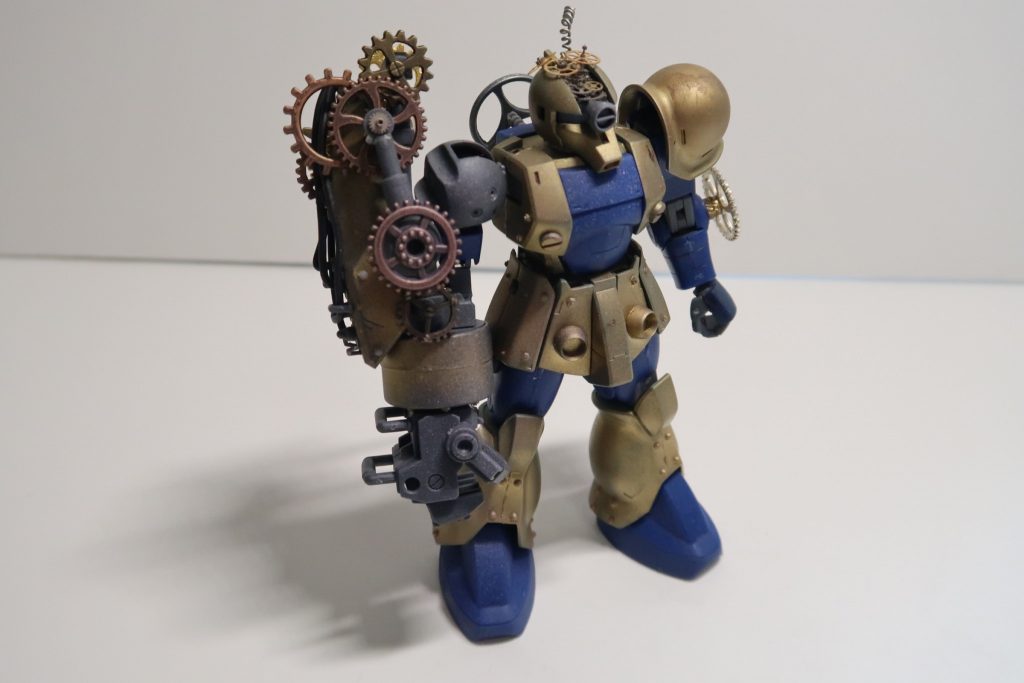 前面頭には歯車を脳みそのイメージで敷き詰めています