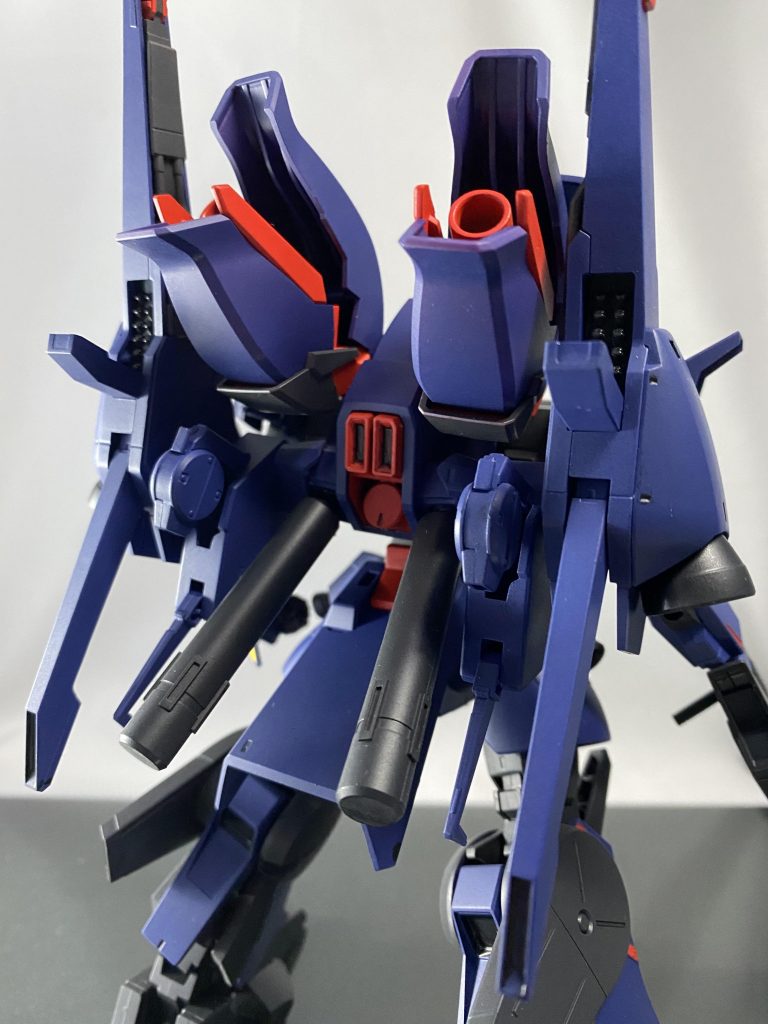 背部ウェポンフルオープン。マイクロミサイル、インコムなどを装備。