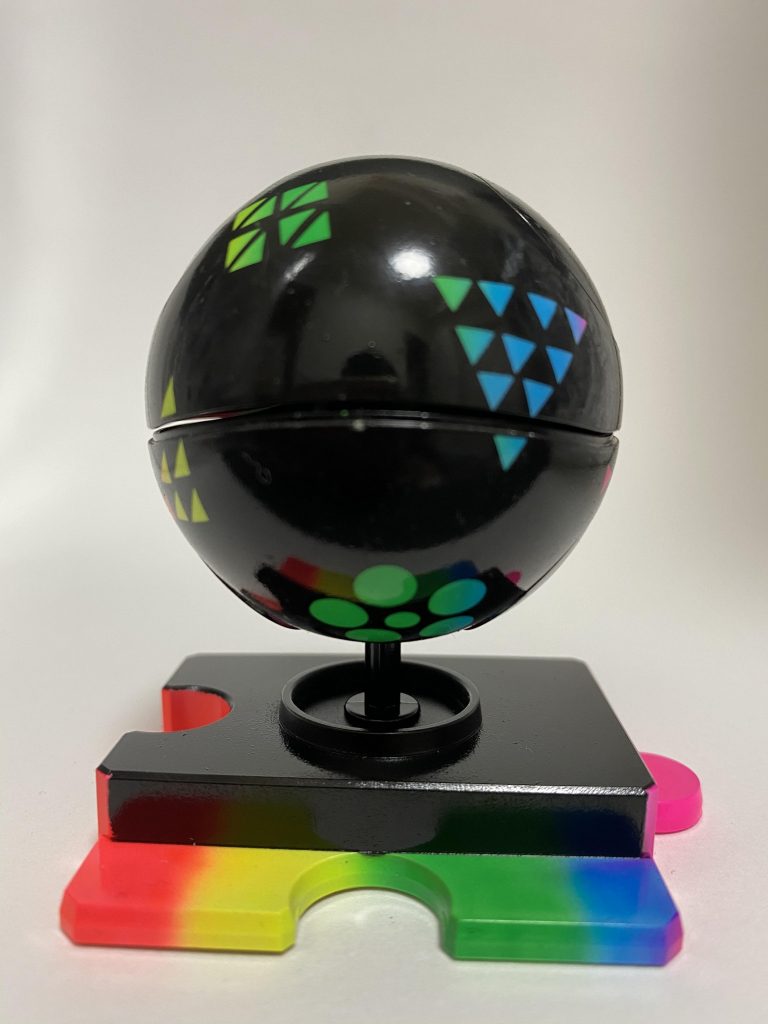 ハロの背中側に三角と四角の模様を描いてます。