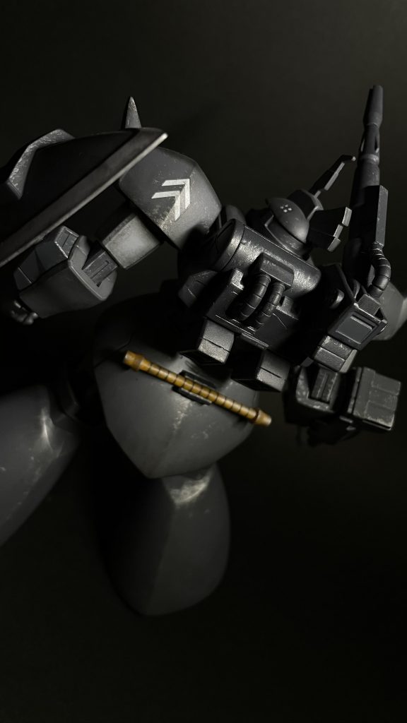 背部です。バックパックのディテールを、なぜ塗ったのか忘れましたが接着剤で潰してしまいました。色塗れば分からないものですね、、