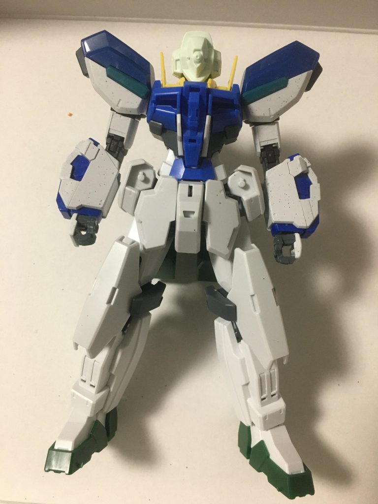 思いの外難航したのは両腕。手元のジャンクパーツを組み合わせてみるも、流線ボディの多い00の機体ではいまいち合わず、かといって他の機体を合わせると世界観が滅茶苦茶に。その中で比較的良かったウィンダムかヘビーアームズの肩で迷った末、機能性のあるヘビーアームズに。そして腕は何にでも合いそうだったヴィートルーを使うつもりだったのですが……Amazonで3680円で取引されているのを見て思わず躊躇。結果ヘビーアームズの色と合わせるためにマーズフォーのパーツを使ってミサイルポッドだけを装着しました。その関係で当初は青で塗装予定だった所を高値キットはそのまま残しておきたいと赤色になりました。なので肩と腕は無塗装なんですが、色合わせにオレンジの塗料が必要に。しかしその塗料が深夜に切れていることに気づき、急遽赤色塗料を噴いて、それが乾く前に黄色塗料を噴いて無理矢理オレンジにしています。