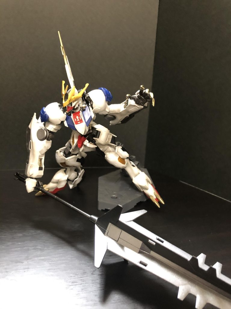 超大型メイス:対艦戦闘も視野に入れてバルバトス用に開発された武装。柄は間合いに応じて伸縮可能。先端部、柄の底部にパイルバンカーを装備。