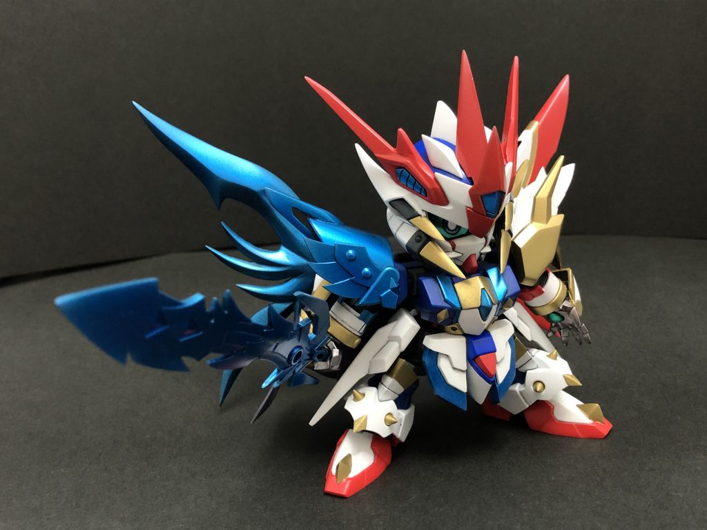 右半身はプラズマドラグーンの力が溢れ出て羽が顕現した、というイメージ。アシンメトリーながらデスティニーの羽を再現しました。空も飛ぶし、生身ながら騎兵も倒します!