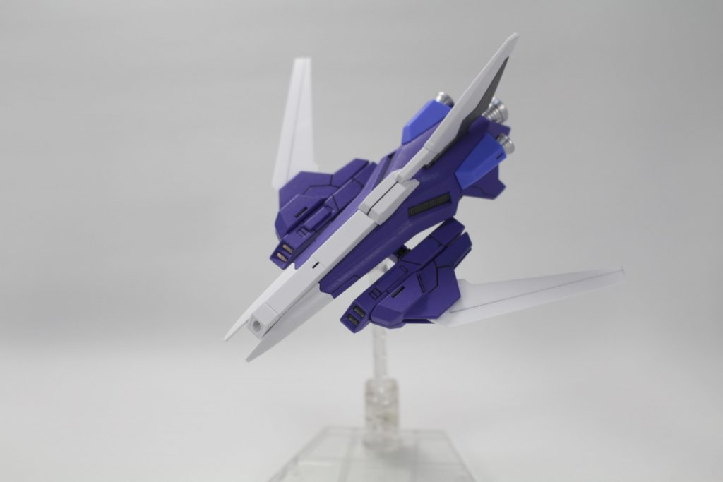 ヴォワチュールシールドブースターシールド、支援機、ブースターと3つの形態があり、ヴォワチュールリュミエールを搭載している。シールド状態では敵からの攻撃を自身のパワーに、ブースター状態ではフィールドの粒子を機体加速に利用する。紫部分が初の筆塗りです!ちなみに白い羽の部分はプラ板から制作しました(上手いことマッチして良かった〜)