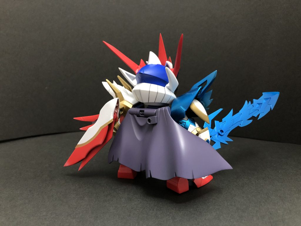 背面。背中の羽は聖竜騎士ゼロガンダムのシールドのイメージ。右肩はビームブーメランをイメージ。