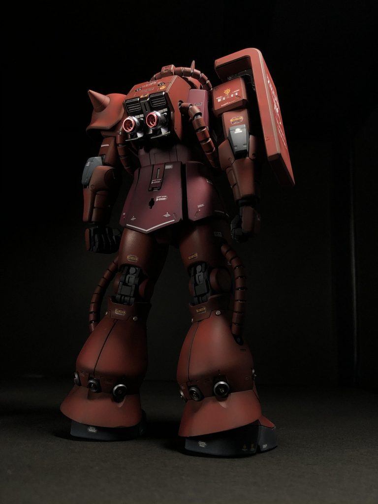 今回初めてメタルパーツを使用してみました。〈メタルパーツ〉全てハイキューパーツ・モノアイ…SP PLATE2（4mm）+Hアイズ・脚バーニア内…EZガンマズルショート2mm、1mm・腕脚モールド…HS RIVET 1.5mm、2.0mm〈塗装レシピ〉・下地…サーフェイサーエヴォブラック（ガイアカラー）、グレーサフ（クレオス）・本体赤1…MSサザビーレッド+RLM23レッド（クレオス）・本体赤2…シャアレッド（クレオス）・バックパック赤…MSサザビーレッド（クレオス）・関節、胸、足…メカサフライト、メカサフヘヴィ、メカサフスーパーヘヴィ、サーフェイサーエヴォガンメタ（ガイアカラー）・バーニア銀…フレームメタリック2（ガイアカラー）・バーニア内…GXメタルレッド（クレオス）