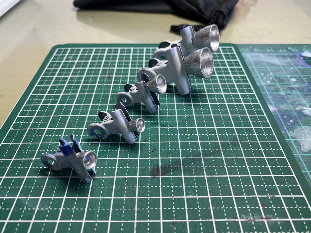 メガライドランチャーのでっかいバーニアとHi-νブレイブのシールドのバーニア部分の塗装。そう言えばここも筆塗りでした(忘れてた...)。使ったのは、No.121ガイアカラー スターブライトシルバーです。パーツに直塗りしたので下地はないです。